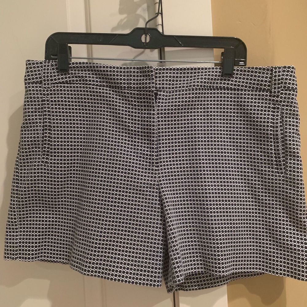 Anne Klein size 14 black & white pattern shorts
